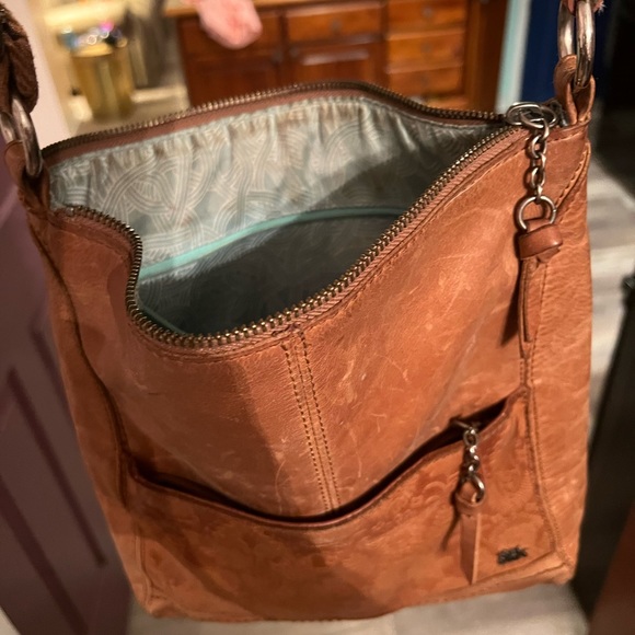 The Sac leather body crossbody purse lots of storage - Picture 4 of 4